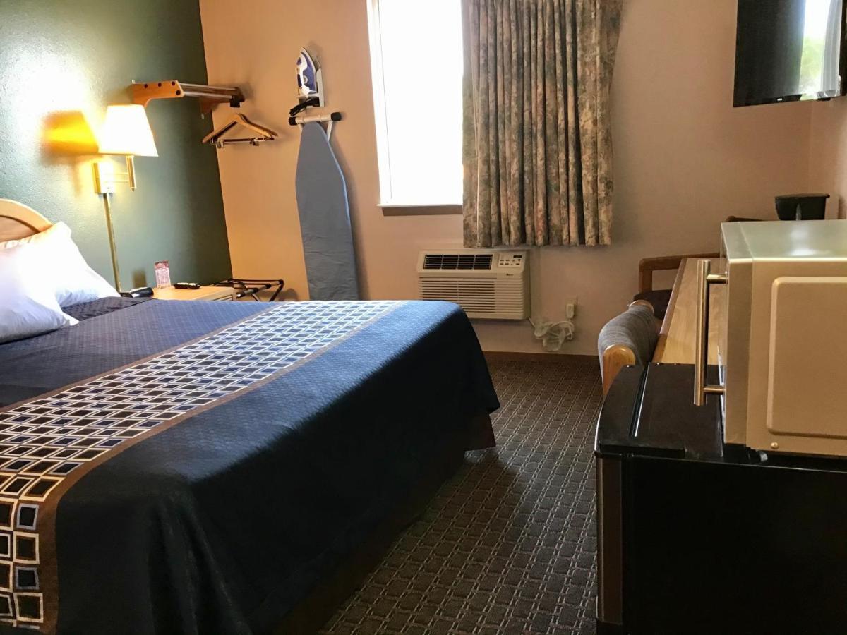 แทรเวลลอดจ์ บาย วินด์แฮม วอร์แลนด์ Hotel Worland ภายนอก รูปภาพ