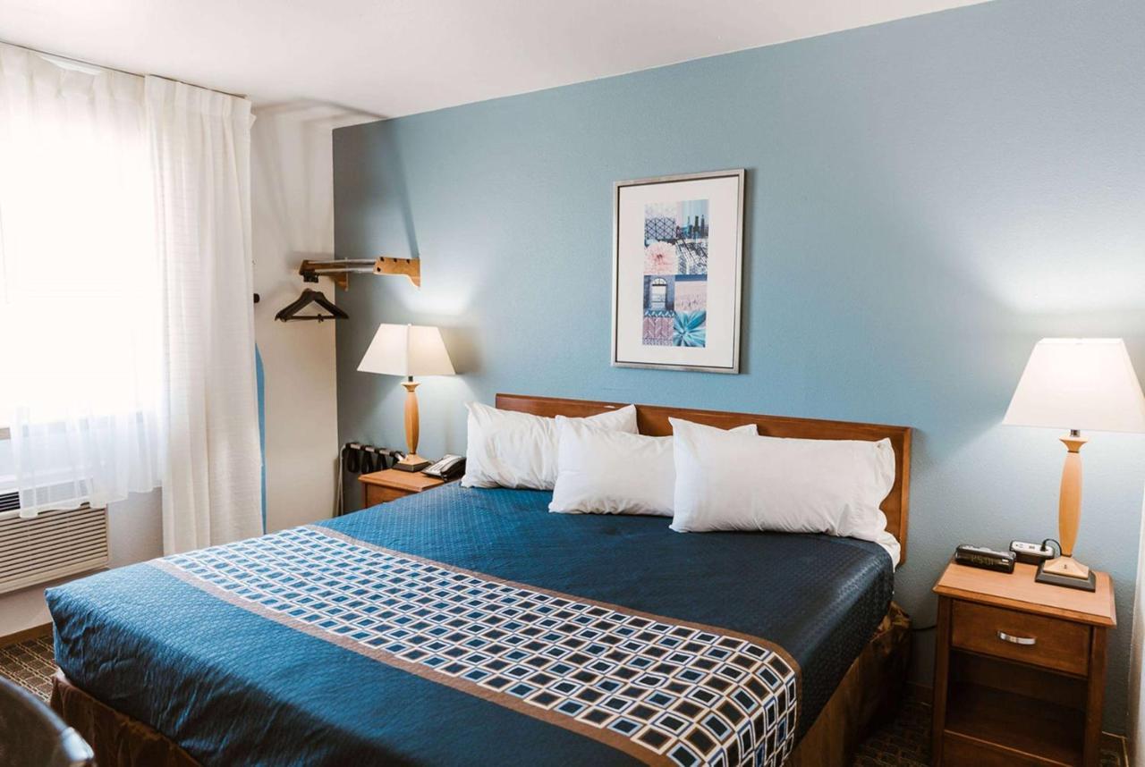 แทรเวลลอดจ์ บาย วินด์แฮม วอร์แลนด์ Hotel Worland ภายนอก รูปภาพ