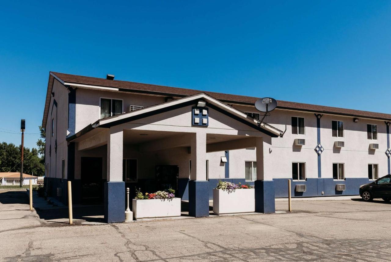 แทรเวลลอดจ์ บาย วินด์แฮม วอร์แลนด์ Hotel Worland ภายนอก รูปภาพ